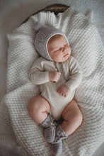 Load image into Gallery viewer, Snuggle Hunny Kids Merino Wool Baby Bonnet &amp; Booties - Grey
